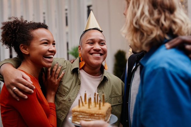 Amigos felices celebrando cumpleaños