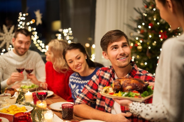 amigos felices con la cena de Navidad en casa