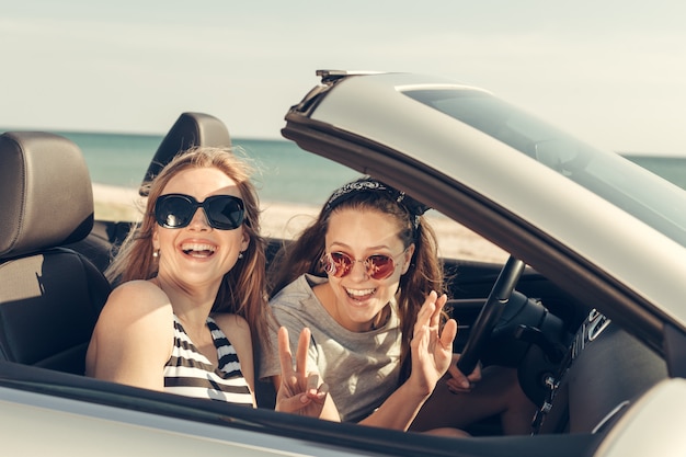 Amigos felices en coche