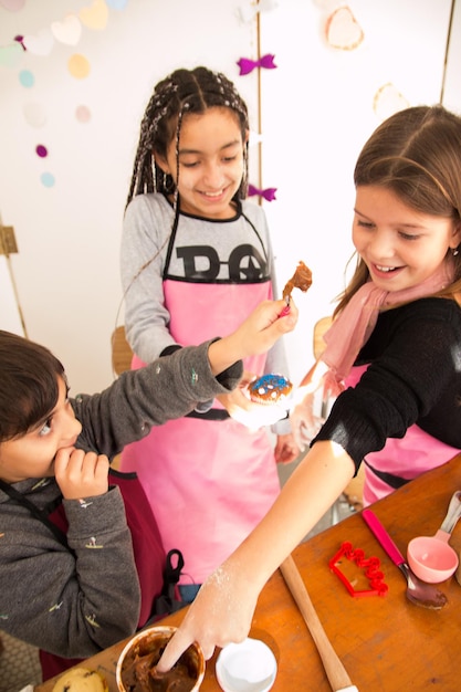 Foto amigos felices con comida en la mesa