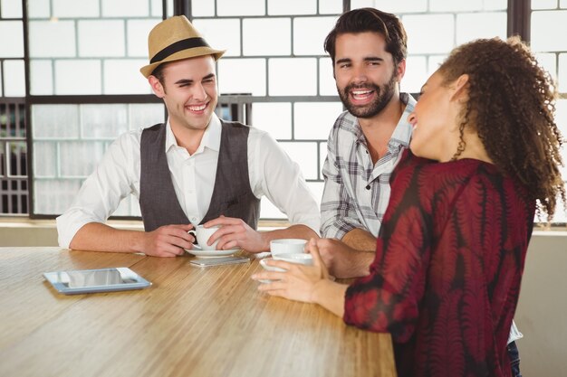 Amigos felices discutiendo juntos