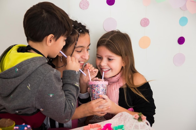 Foto amigos felices disfrutando de una copa en casa