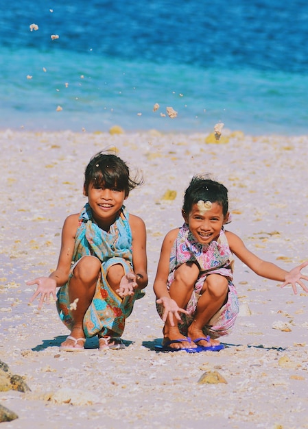 Amigos felices disfrutando en la playa