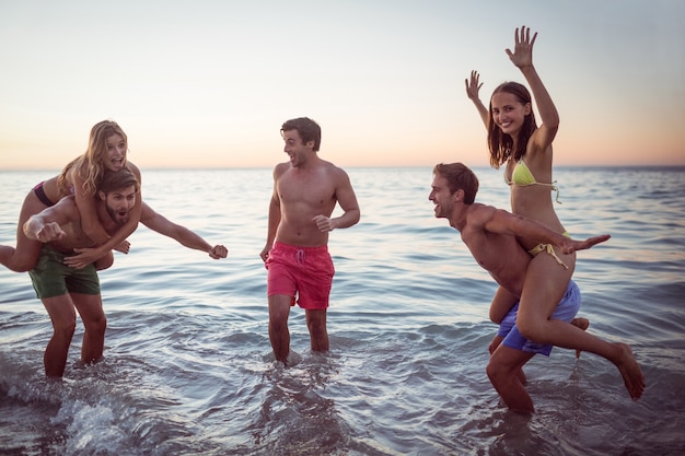 Amigos felices divirtiéndose en el agua