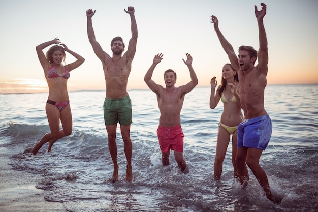 Amigos felices divirtiéndose en el agua