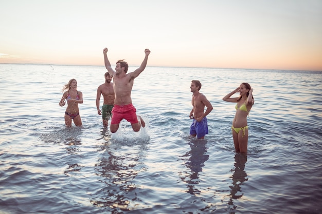 Amigos felices divirtiéndose en el agua