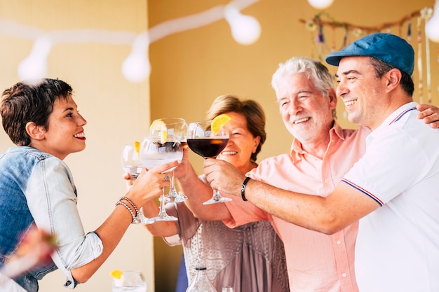 Foto amigos felices divirtiéndose al aire libre