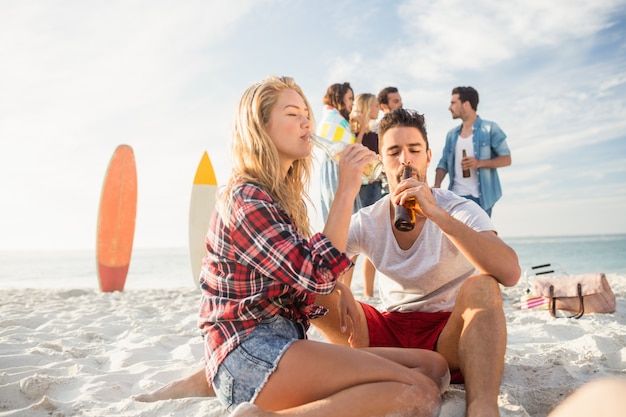 Amigos felices divirtiéndose alrededor de barbacoa