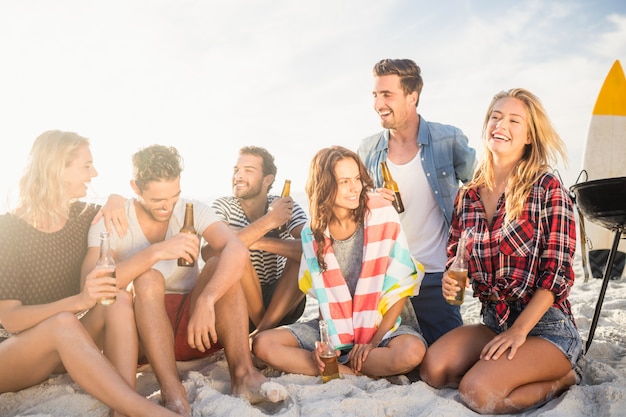 Amigos felices divirtiéndose cerca de barbacoa