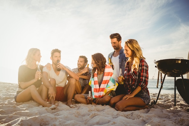 Amigos felices divirtiéndose cerca de barbacoa