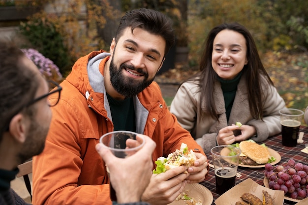 Amigos felices y emocionados reunidos