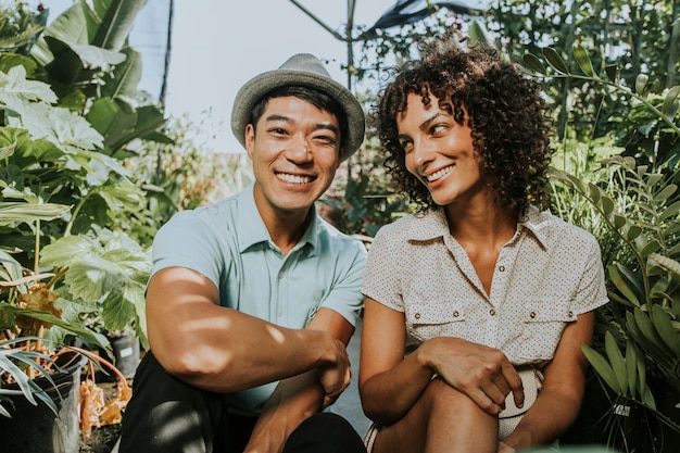 Foto amigos felices en un jardín botánico