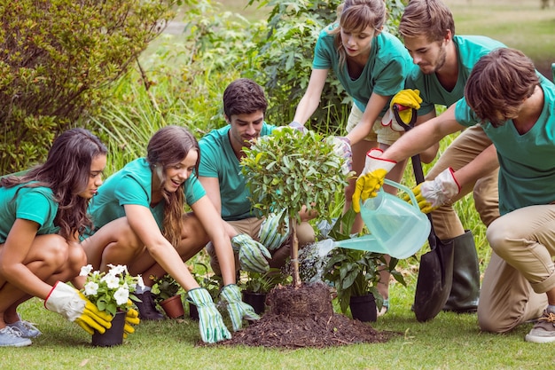 Amigos felices de jardinería para la comunidad