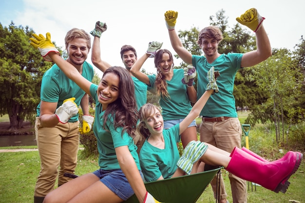 Amigos felices de jardinería para la comunidad