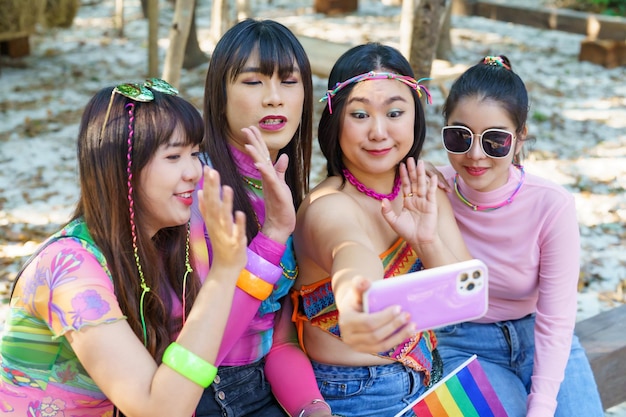 Amigos felices LGBTQ transgénero mujer asiática tomando selfie xALGBTQIA disfrutando de vacaciones mejores amigos LGBT