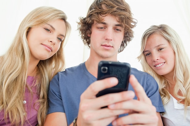 Foto amigos felices mirando el teléfono