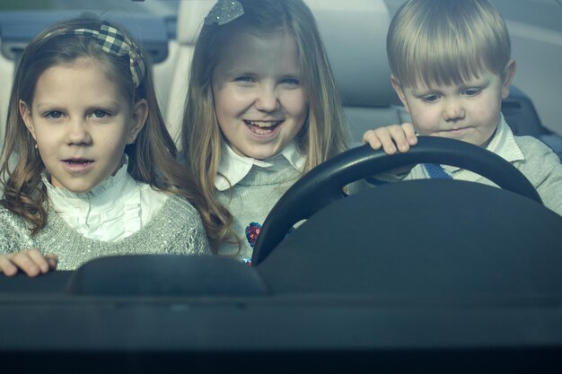 Amigos felices de los niños en el coche