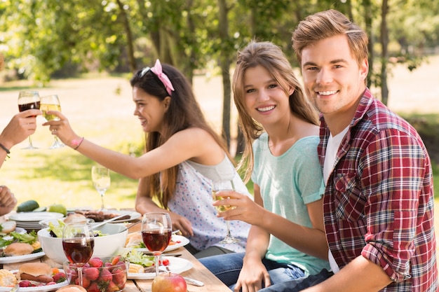 Amigos felices en el parque almorzando