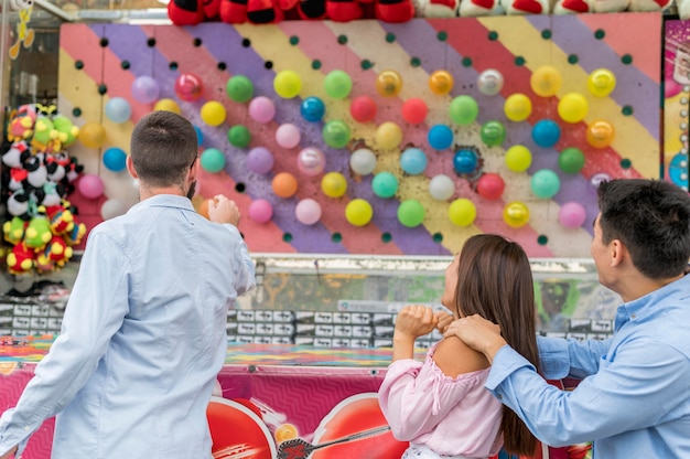 Amigos felices en el parque de atracciones