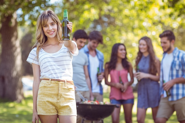 Amigos felices en el parque con barbacoa