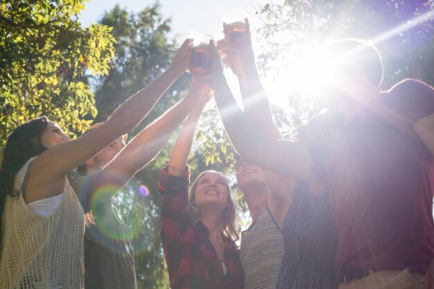 Foto amigos felices en el parque con cervezas