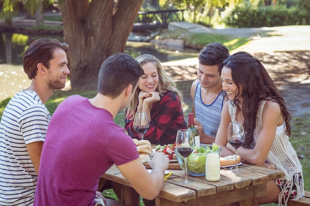 Amigos felices en el parque con cervezas