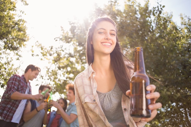 Amigos felices en el parque con cervezas