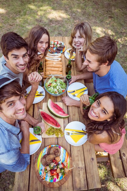 Amigos felices en el parque con picnic