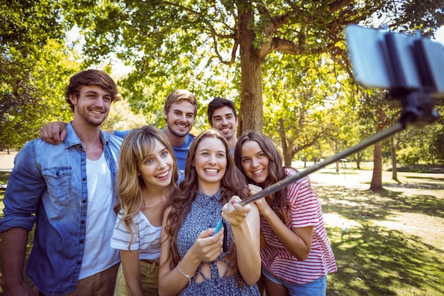 Amigos felices en el parque tomando selfie