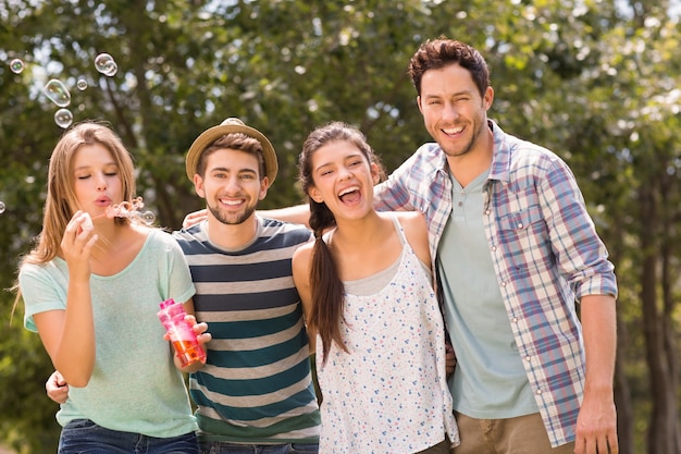 Amigos felices en el parque