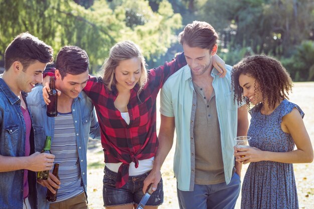 Foto amigos felices en el parque