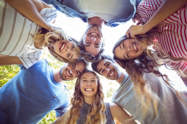 Amigos felices en el parque