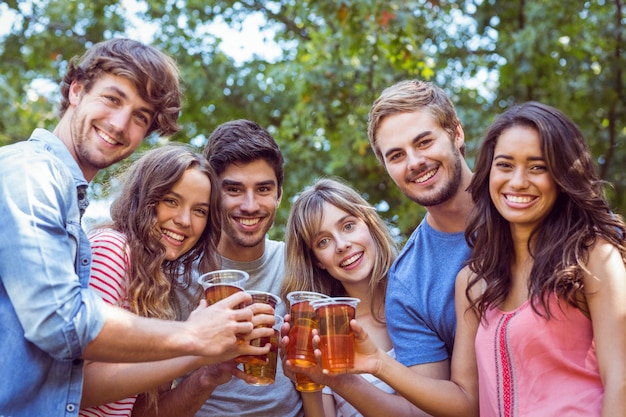 Amigos felices en el parque