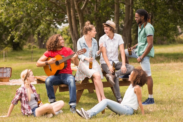 Amigos felices en el parque