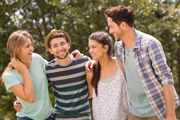 Amigos felices en el parque