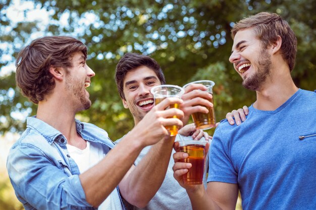 Amigos felices en el parque