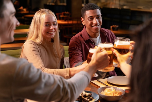 Amigos felices de primer plano en el pub