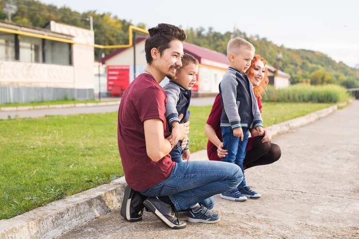 Foto amigos felices sentados al aire libre