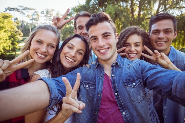 Amigos felices sonriendo a la cámara