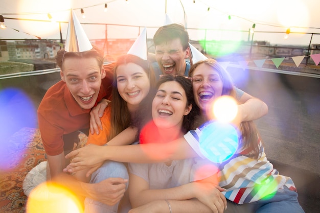 Amigos felices de tiro medio en la fiesta de cumpleaños