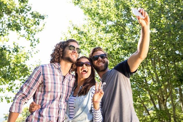 Foto amigos felices tomando una selfie