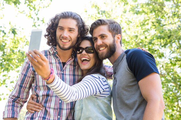 Amigos felices tomando una selfie