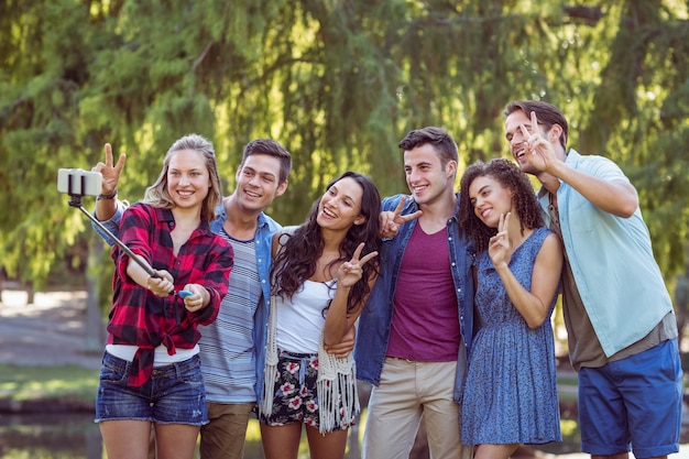 Amigos felices tomando una selfie