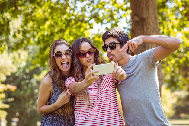 Foto amigos felices tomando una selfie