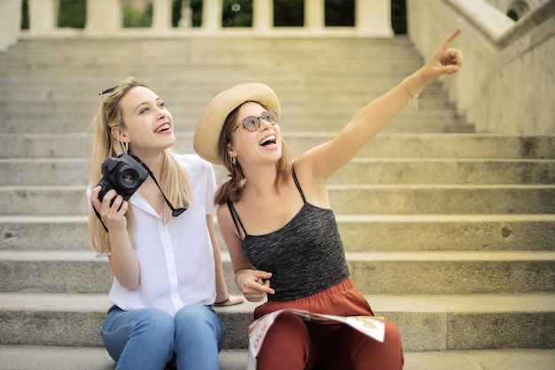 Amigos felices en un tour por la ciudad