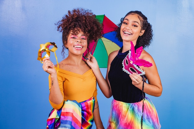 Foto amigos felices vestidos para fiesta de carnaval