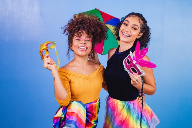 Amigos felices vestidos para fiesta de carnaval