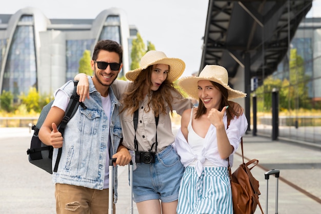 Foto amigos felices yendo de vacaciones