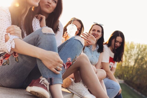 Foto amigos felizes a desfrutar na cidade durante o pôr-do-sol.