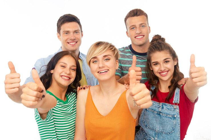 Foto amigos felizes a mostrar o polegar para cima.